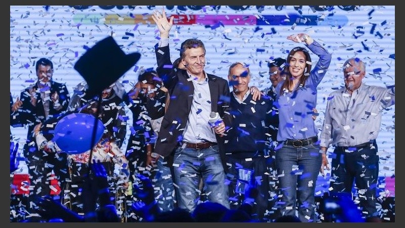 Mauricio Macri en el escenario, junto a sus rivales en la interna y a su equipo.