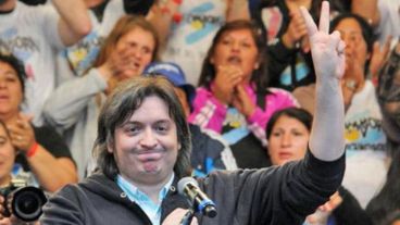 Máximo Kirchner festejó junto a militantes.