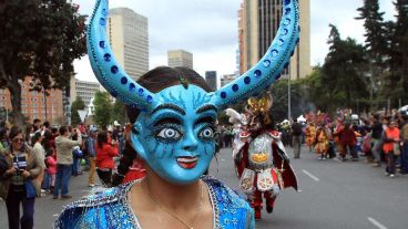 Máscara azul para bailar en el carnaval en plena calle. (EFE)