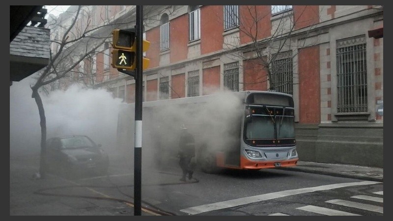 El micro ardió en calle España, entre Jujuy y Salta. 