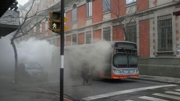 El micro ardió en calle España, entre Jujuy y Salta.