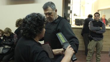 En los pasillos de Tribunales, un cacheo de una mujer policía. (Alan Monzón/Rosario3.com)