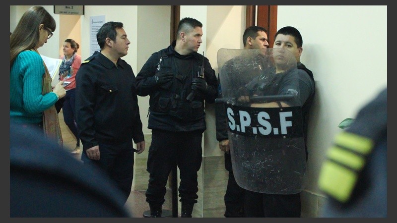 Mucha custodia policial por donde ingresaban los imputados a la sala de audiencias. (Alan Monzón/Rosario3.com)