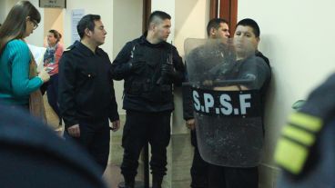 Mucha custodia policial por donde ingresaban los imputados a la sala de audiencias. (Alan Monzón/Rosario3.com)
