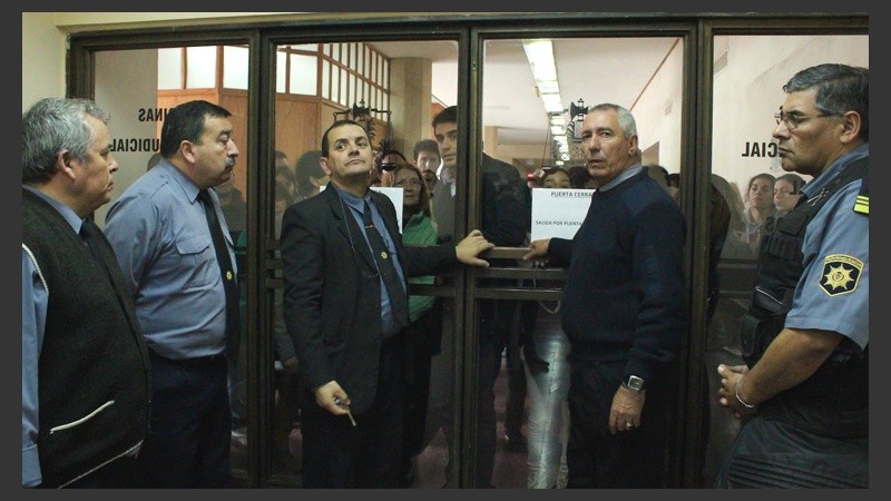 El diputado provincial Eduardo Toniolli esperó varios minutos para poder ingresar al pasillo que da a la sala de audiencias. (Alan Monzón/Rosario3.com)