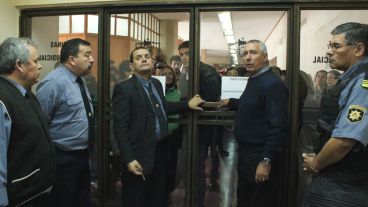 El diputado provincial Eduardo Toniolli esperó varios minutos para poder ingresar al pasillo que da a la sala de audiencias. (Alan Monzón/Rosario3.com)