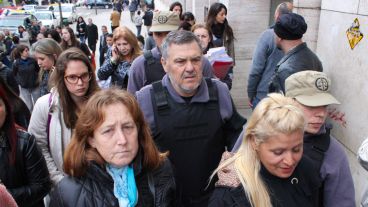 Alberto Perassi ingresa con chaleco antibalas a la audiencia que definirá si los procesados siguen detenidos.  (Alan Monzón/Rosario3.com)