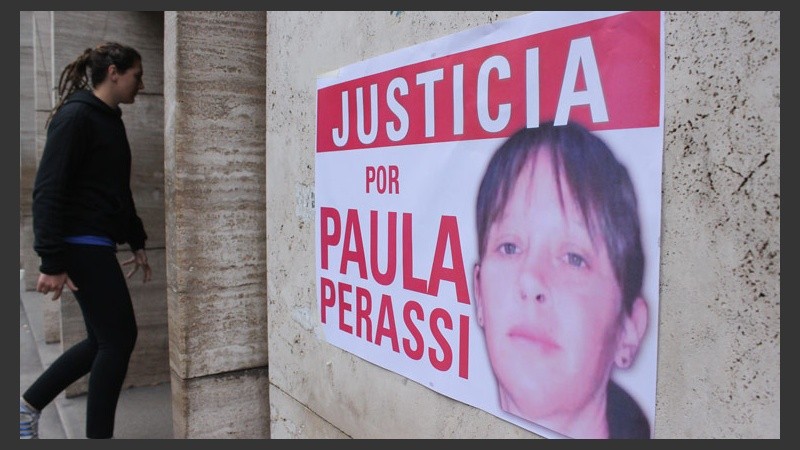 Uno de los afiches visto en el ingreso por calle Balcarce. (Alan Monzón/Rosario3.com)