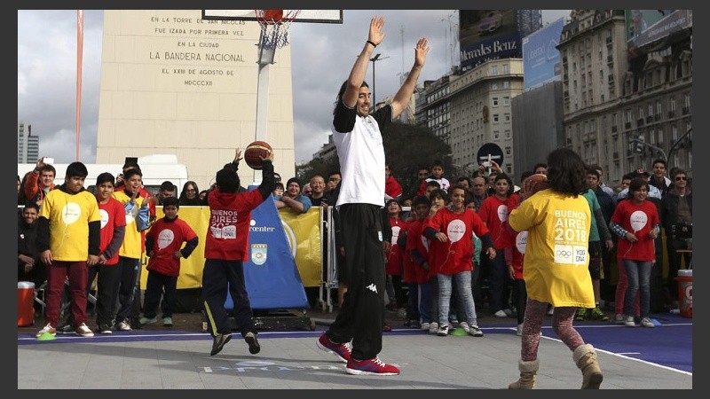El jugador NBA, Luis Scola, uno de los que participó del evento. (EFE)