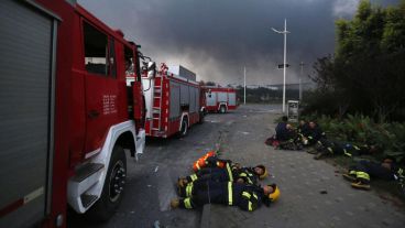 Dos bomberos que luchaban contra las llamas están desaparecidos y seis resultaron levemente heridos. (EFE)