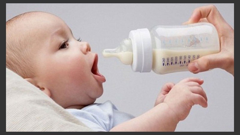 La forma más sencilla de seguir dándole leche materna es extrayéndose leche para dejar al bebé.