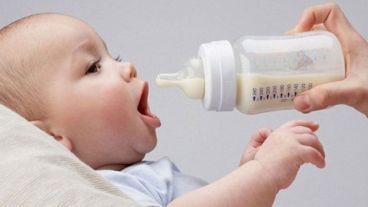 La forma más sencilla de seguir dándole leche materna es extrayéndose leche para dejar al bebé.