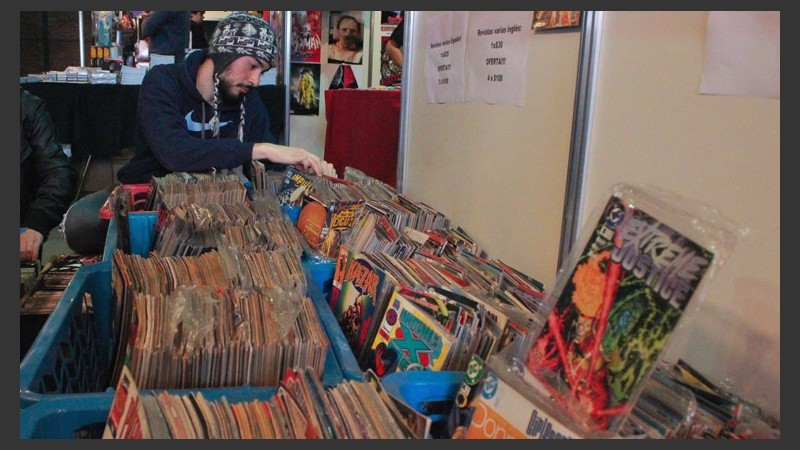 Un joven se entretiene en plena búsqueda de historietas antiguas. (Rosario3.com)