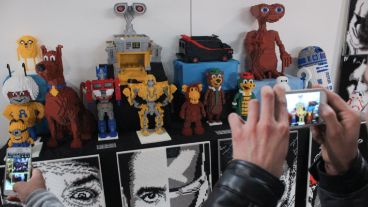 Uno de los stand ofrece personajes hecho con Lego. (Rosario3.com)
