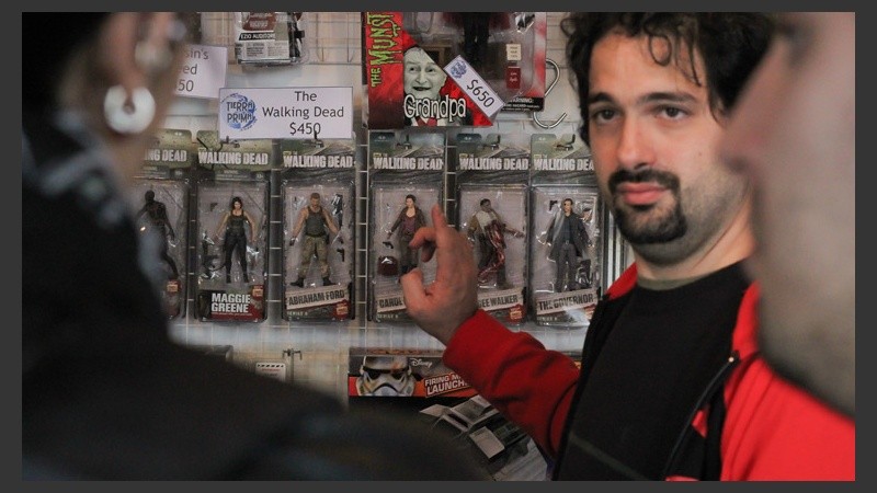 Unos jóvenes a punto de comprar un muñequito de la serie The Walking Dead. (Rosario3.com)