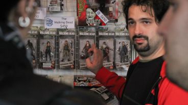 Unos jóvenes a punto de comprar un muñequito de la serie The Walking Dead. (Rosario3.com)