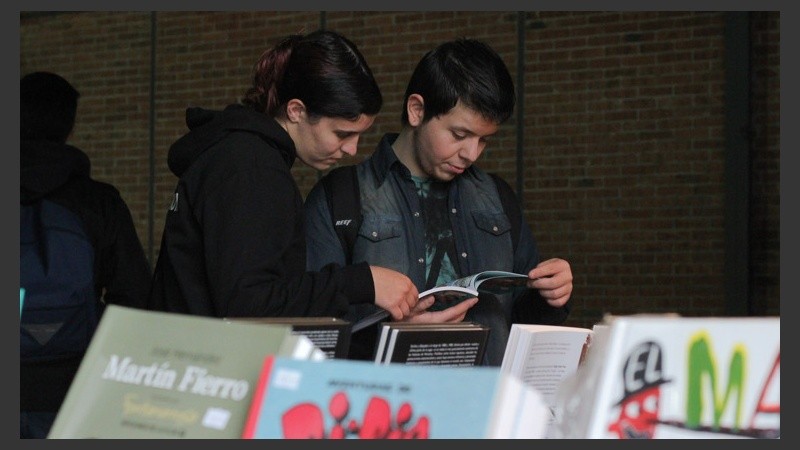 Concentrados en la lectura. Los libros y las historietas se pueden ver cuantas veces quieras. (Rosario3.com)