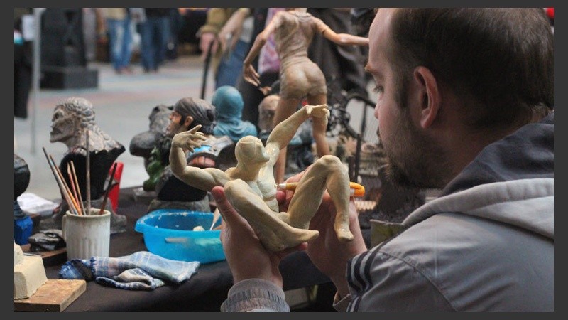 Los artistas trabajan en vivo para el público. (Rosario3.com)