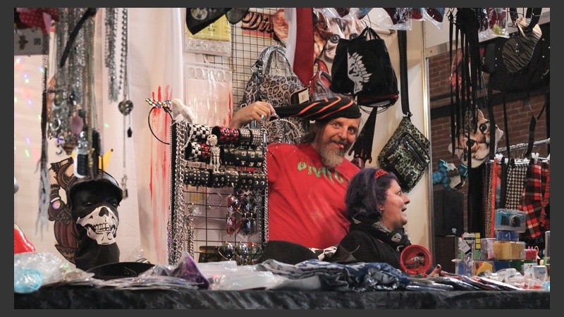Los stands son coloridos y ofrecen muchas cosas. (Rosario3.com)