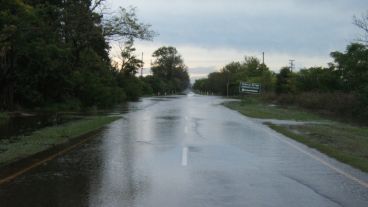 Todos los caminos de la región presentan dificultades mientras siga lloviendo.