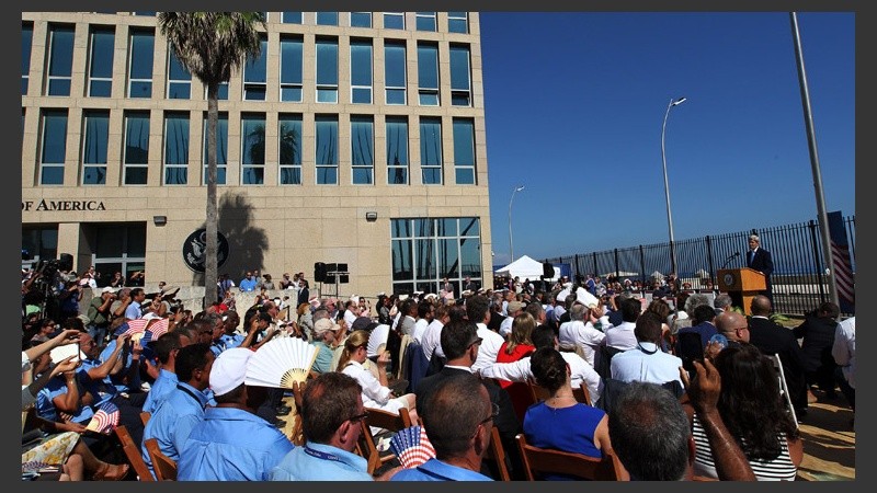 En una ceremonia histórica, la embajada estadounidense quedó reinaugurada. (EFE)