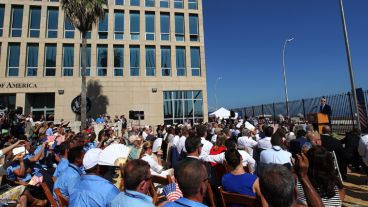 En una ceremonia histórica, la embajada estadounidense quedó reinaugurada. (EFE)
