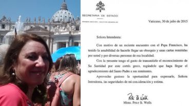 Fein en la plaza San Pedro y la carta que recibió del Vaticano.