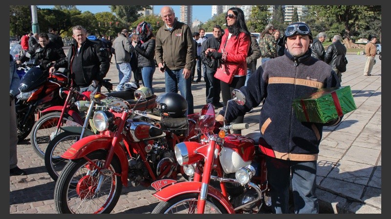 Motociclistas solidarios se juntaron para donar juguetes por el Día del Niño. (Rosario3.com)