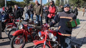 Motociclistas solidarios se juntaron para donar juguetes por el Día del Niño. (Rosario3.com)