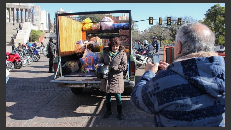 El camión cargado de juguetes para donar a los más pequeños. (Rosario3.com)
