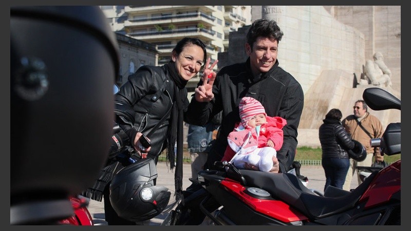 En el Monumento, los motociclistas se sacaron muchas fotos. (Rosario3.com)