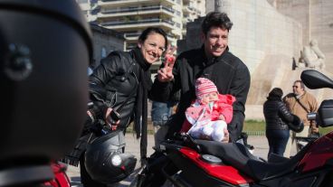 En el Monumento, los motociclistas se sacaron muchas fotos. (Rosario3.com)