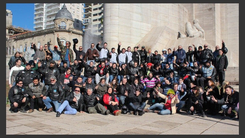 Foto grupal con todos los que participaron de la jornada solidaria. (Rosario3.com)