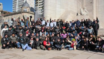 Foto grupal con todos los que participaron de la jornada solidaria. (Rosario3.com)