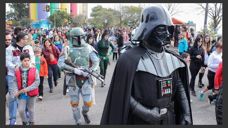¡Invasión en Rosario! Los personajes de Star Wars desfilaron por la calle recreativa. (Alan Monzón/Rosario3.com)