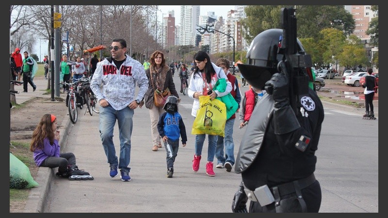 La calle recreativa fue la pasarela para los fanáticos de Star Wars. (Alan Monzón/Rosario3.com)