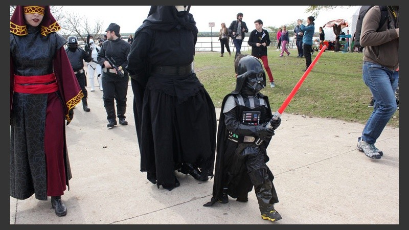 Un pequeño Darth Vader inició el desfile este domingo. (Alan Monzón/Rosario3.com)