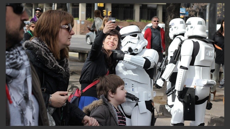 Una joven se saca una selfie con un Stormtroopers. (Alan Monzón/Rosario3.com)
