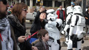 Una joven se saca una selfie con un Stormtroopers. (Alan Monzón/Rosario3.com)