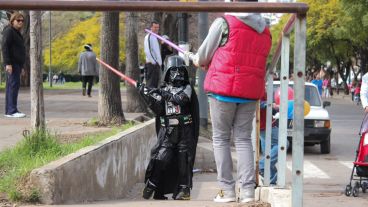 Los fanáticos de Star Wars disfrutaron la jornada en la calle recreativa sobre la costa central rosarina. (Alan Monzón/Rosario3.com)