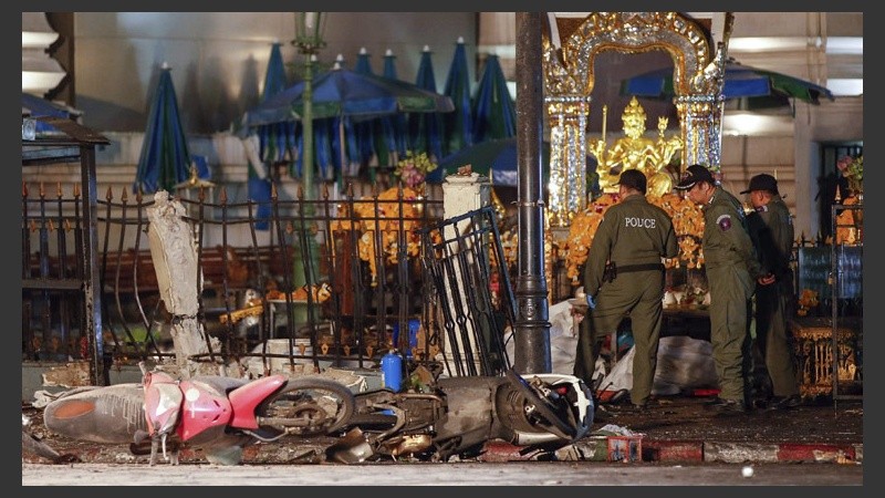 La policía ha desplegado un centenar de agentes en una zona repleta de comercios y hoteles en la capital tailandesa. (EFE)