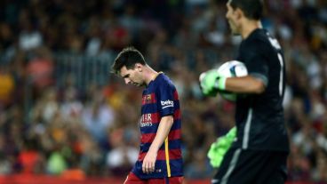 Messi se lamenta. Su equipo no pudo lograr el “sextete” en 2015.