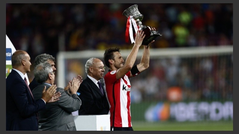 El capitán Gurpegi levanta el trofeo en el Camp Nou.