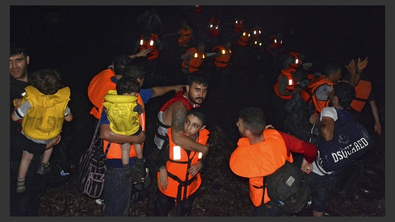 Inmigrantes sirios fueron rescatados este martes tras su llegada a la isla de Lesbos en Grecia. (EFE)