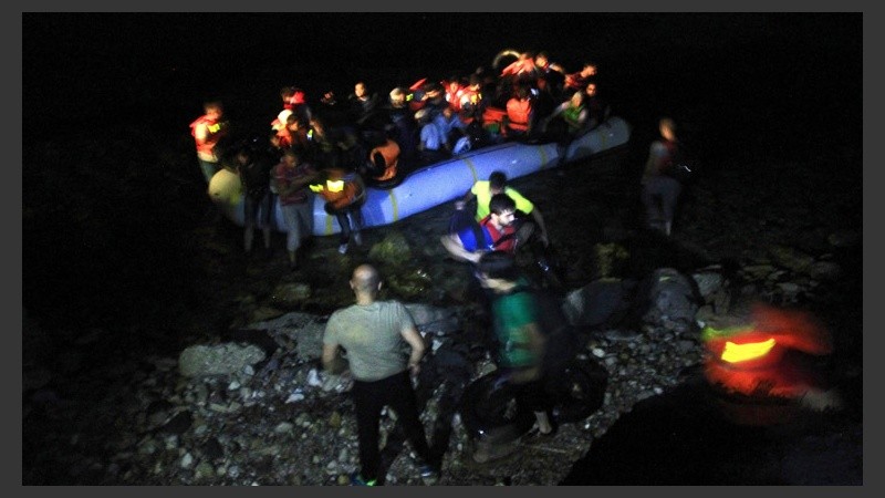 Varias personas llegaron en una barcaza con el objetivo de pisar suelo griego. (EFE)