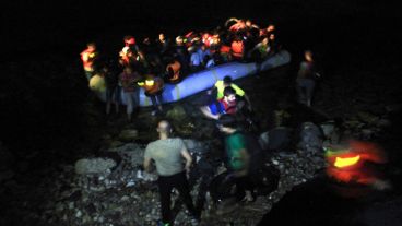 Varias personas llegaron en una barcaza con el objetivo de pisar suelo griego. (EFE)