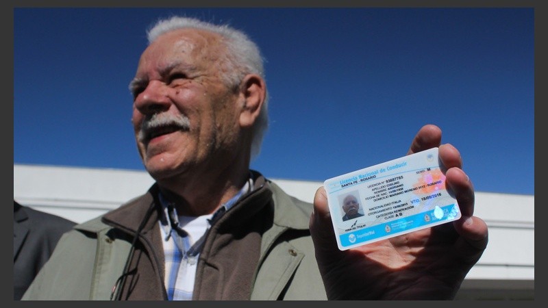 Andriano es el hombre que obtuvo el primer carné con este nuevo sistema. (Alan Monzón/Rosario3.com)