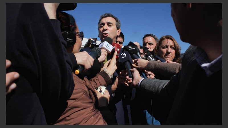 Muchos medios realizaron la cobertura del acto este martes al mediodía. (Alan Monzón/Rosario3.com)