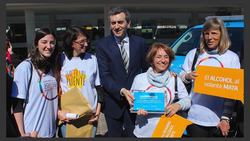 El Ministro se sacó fotos con organizaciones que apoyan la campaña de 