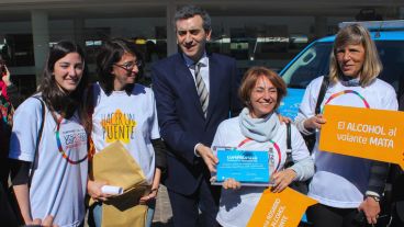 El Ministro se sacó fotos con organizaciones que apoyan la campaña de "Alcohol Cero"  al volante. (Alan Monzón/Rosario3.com)